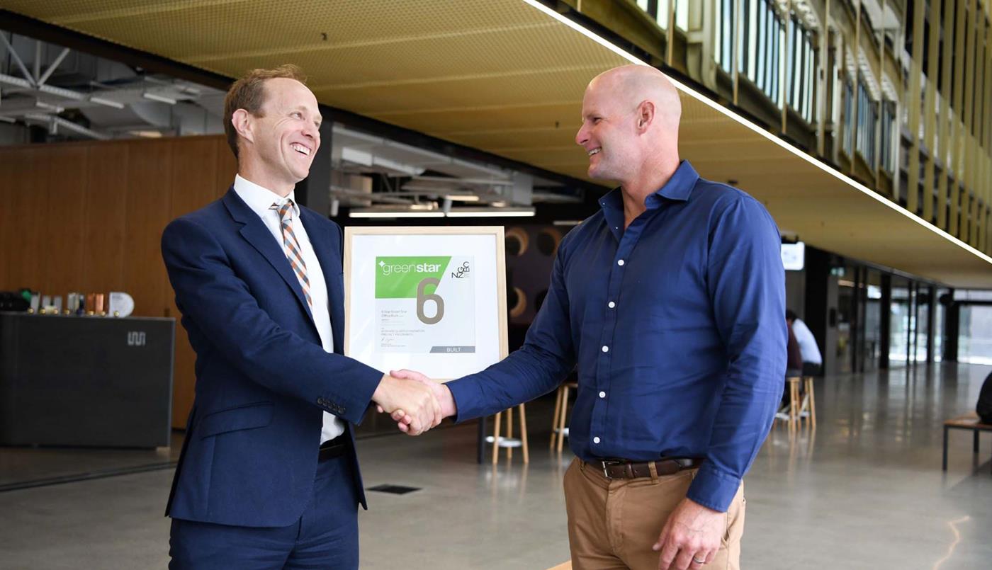 Andrew Eagles presents
Scott Pritchard of Precinct Properties with a certificate for Precinct’s 6
Green Star building in Wynyard Quarter, Auckland